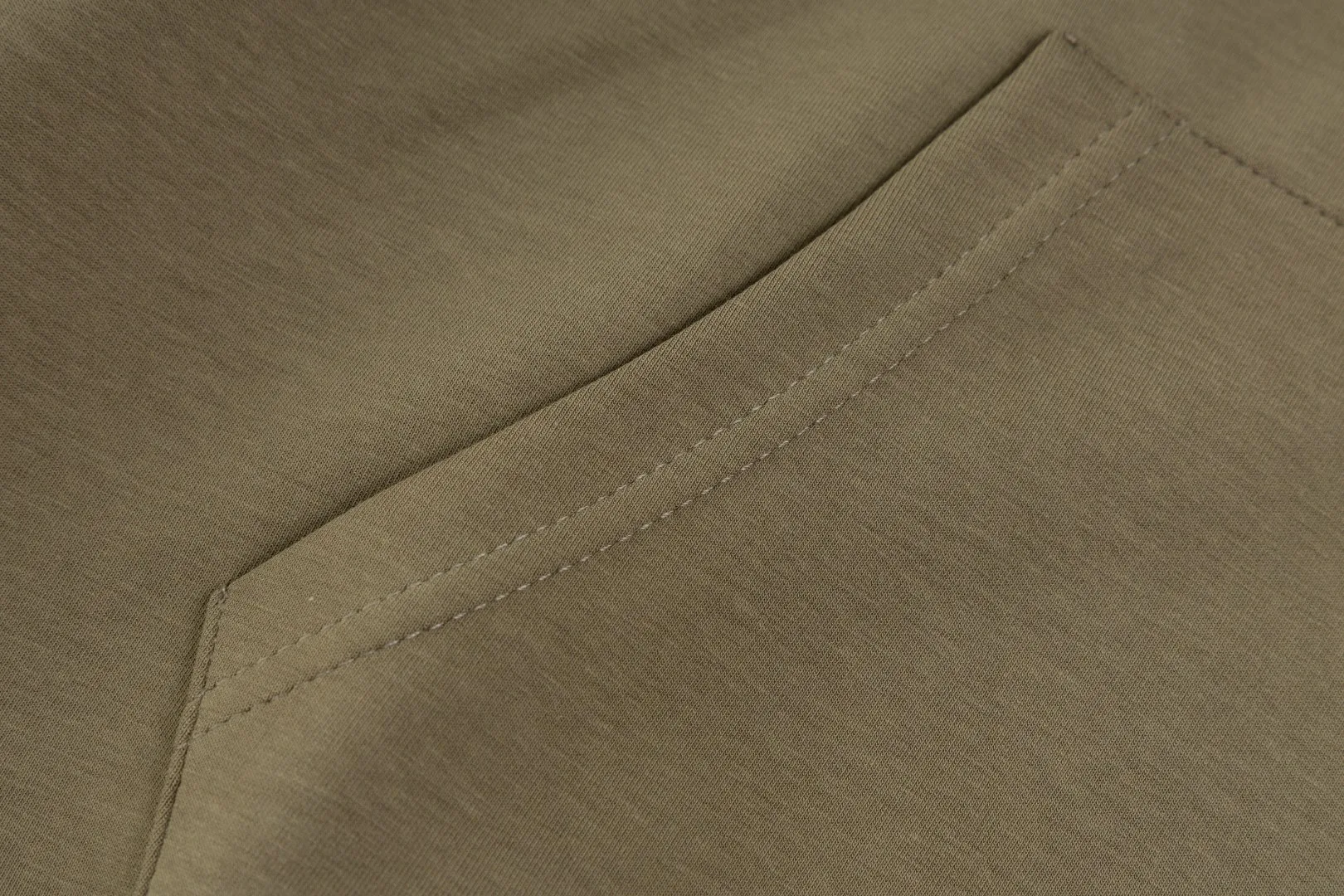 P236 #R95 Ralph Lauren/Ralph Lauren Twelve Color Pony🐎 Embroidered zipper cardigan jacket hooded sweatshirt This hooded sweatshirt is decorated with a simple style that represents Ralph Lauren. It is paired with a pony embroidery pattern, which is three-dimensional and full! The solid color fabric paired with exquisite embroidery instantly sets it off! Hooded sports design, loose and casual fit! The overall texture is very strong! Through the pictures, we can feel the thickness and texture of custom-woven and dyed threads. The workmanship is exquisite. They are shipped from major foreign trade factories. They are all made by masters with many years of experience. Everything is of high standards and requirements! Simple and versatile style ~ super delicate and soft, close to the body without being tied, all fabrics and accessories are original custom-made and of high quality! Perfectly reflects the brand’s sense of superiority! Standard cut, comfortable stretch, unrestricted movement! Highly practical, high-end and classy! Versatile style ~ can be paired with jeans or jogging pants. Ideal for transitioning from your morning commute to weekend events!  Color: Black with red label Black with white label Khaki Navy blue with red label Navy blue with white label White Light gray Dark gray Burgundy Army green Light blue Pink Size: S M L